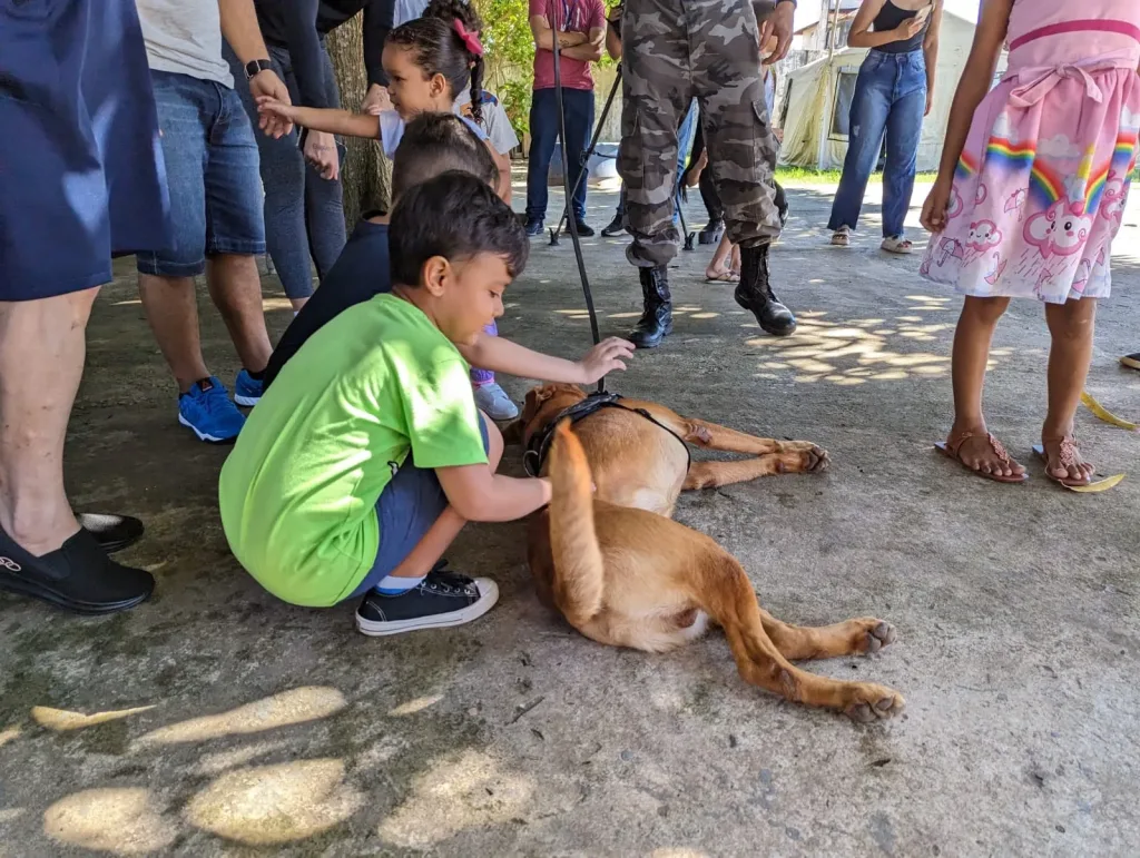 Paraguassu FM 87.9 — Atividade de cinoterapia em Macapá faz parte do projeto Melhor Amigo José Eduardo Lima/g1 Crianças autistas receberam nesta sexta-feira (28) uma atividade terapêutica com cães do Batalhão de Operações Especiais (Bope) da Polícia Militar (PM) do Amapá. A iniciativa ocorreu no Canil do Bope. O local fica situado no Comando Geral da PM, no bairro do Beirol, na Zona Sul de Macapá. Segundo Mário Coimbra, coordenador de reabilitação do Creap, a atividade chamada de cinoterapia promove diversos benefícios, como a saúde física e mental dos pacientes. “Os benefícios se dão através do contato e a troca de afeto; o prazer [&hellip;]
