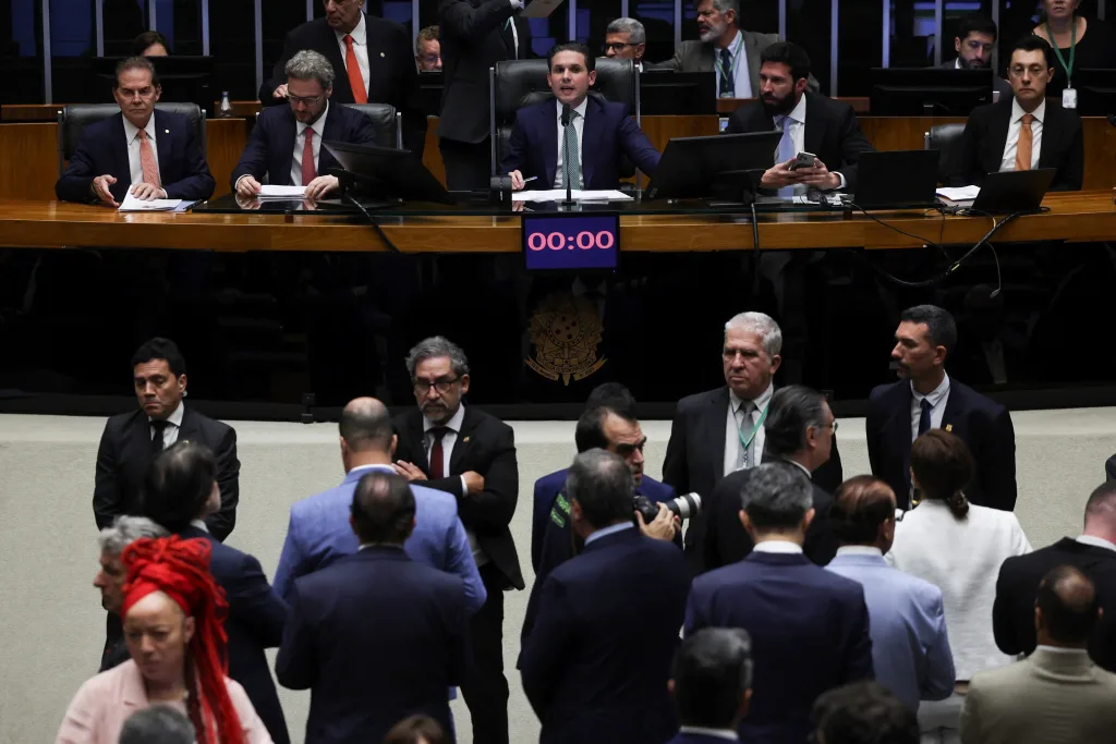Paraguassu FM 87.9 — Câmara dos Deputados aprova projeto que reduz penas de condenados por atos golpistas O projeto de lei da Dosimetria, que permite a redução de pena de condenados por atos golpistas, estabelece que não podem ser somadas as penas de crimes contra a democracia: golpe de Estado e abolição violenta do Estado Democrático de Direito. O PL foi aprovado, na madrugada desta quarta-feira (10), na Câmara dos deputados. Atualmente, o Supremo Tribunal Federal (STF) entende que os dois delitos podem ocorrer de forma simultânea. Com isso, as penas podem ser somadas. Foi o que aconteceu nas condenações de réus do 8 [&hellip;]