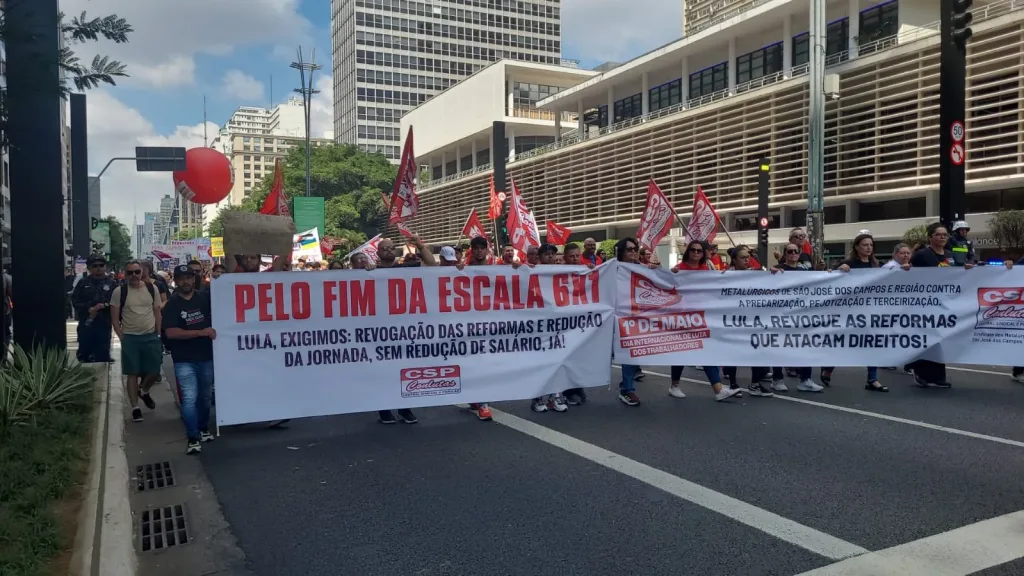 Paraguassu FM 87.9 — O governo do presidente Luiz Inácio Lula da Silva (PT) decidiu apoiar o projeto de relatoria do deputado Leo Prates (PDT-BA), que propõe o fim da escala 6×1 e defende uma jornada de trabalho 5×2, com limite de 40 horas semanais. Atualmente a lei trabalhista prevê uma jornada máxima de 44 horas semanais. O tema sobre a jornada de trabalho ganhou força num movimento de baixo para cima: foi uma demanda dos próprios trabalhadores, incorporada por alguns influenciadores, que conquistou apoio popular. O Planalto começou a se engajar na pauta e “abraçou” o assunto, que virou uma das principais pautas [&hellip;]
