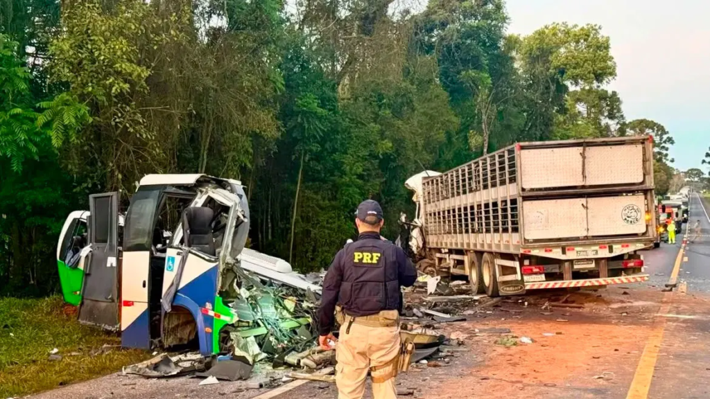 Guaíra - 97.7 - Santa Rosa - RS — Colisão entre micro-ônibus e caminhão ocorreu na madrugada desta quarta-feira (19), nos Campos Gerais. Fonte: Jornal Noroeste