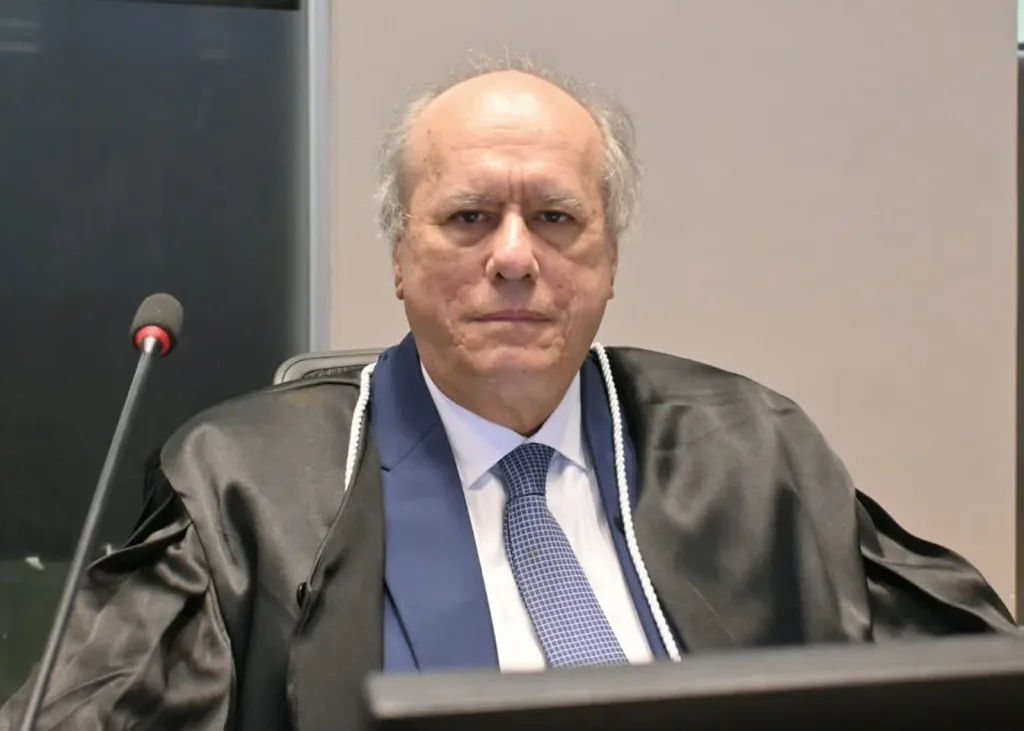 Sistema Liberty - Campina Grande - PB — Ricardo Porto é eleito presidente do TJPB no biênio 2027-2028 TJPB O Tribunal de Justiça da Paraíba (TJPB) elegeu, por aclamação, Ricardo Porto, Aluízio Bezerra e Oswaldo Trigueiro respectivamente, para os cargos de presidente, vice-presidente e corregedor de Justiça, na manhã desta quarta-feira (14), durante a 5ª sessão extraordinária administrativa do Tribunal Pleno. ✅ Clique [&hellip;]